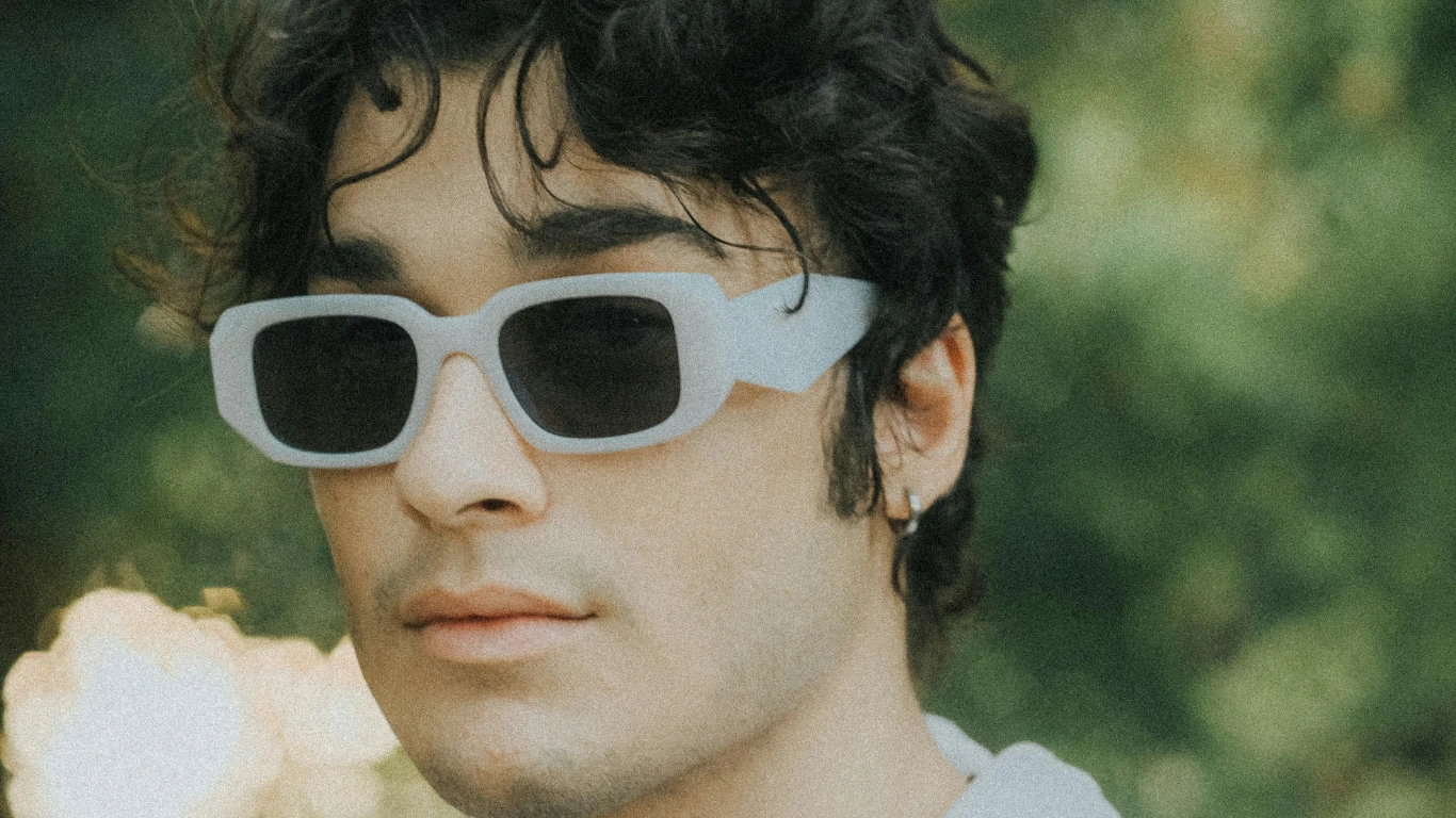 Design ohne Titel-2 Modischer Herren-Look mit runder Retro-Brille – Brillentrend 2025