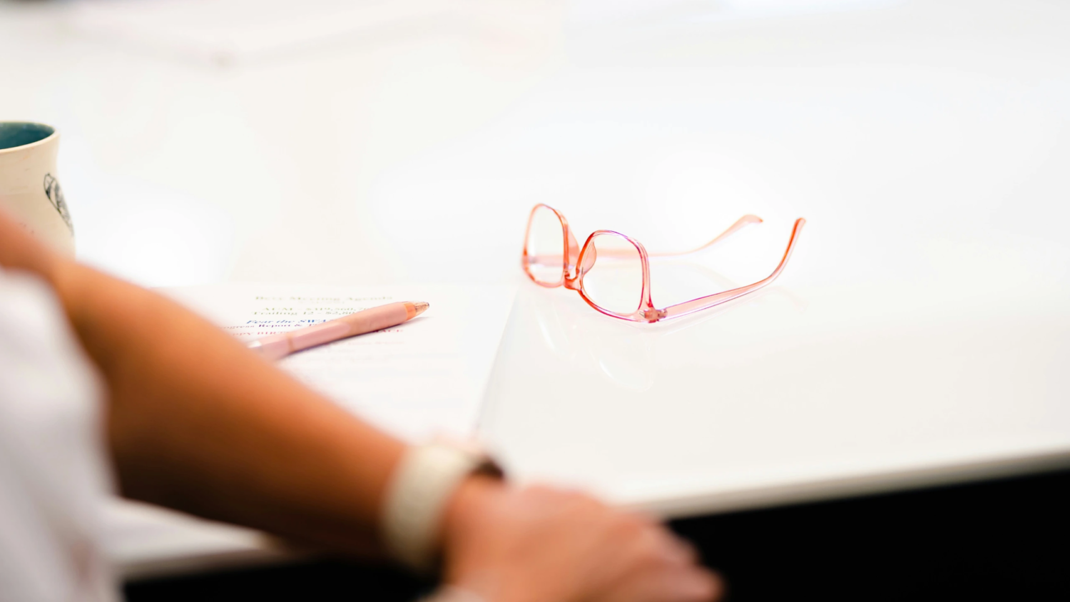 Schreibtisch mit einer Acetat Brille.