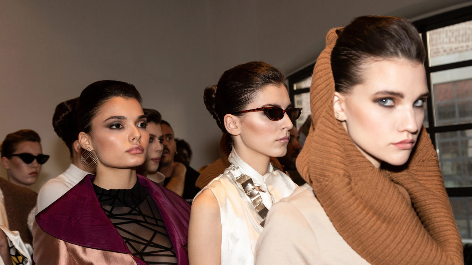 Frauen auf dem Laufsteg mit schmaler Sonnenbrille.