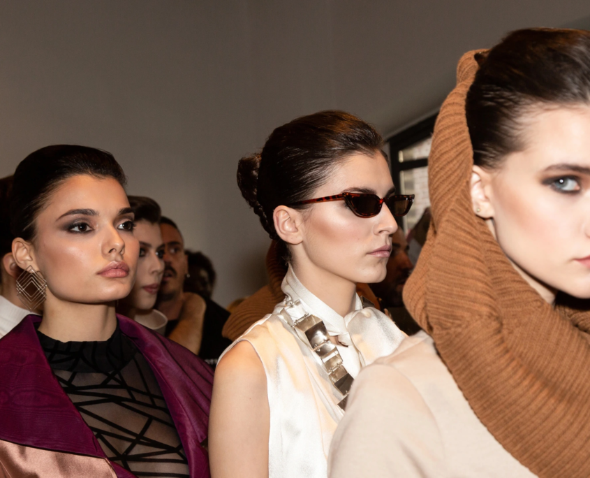 Frauen auf dem Laufsteg mit schmaler Sonnenbrille.