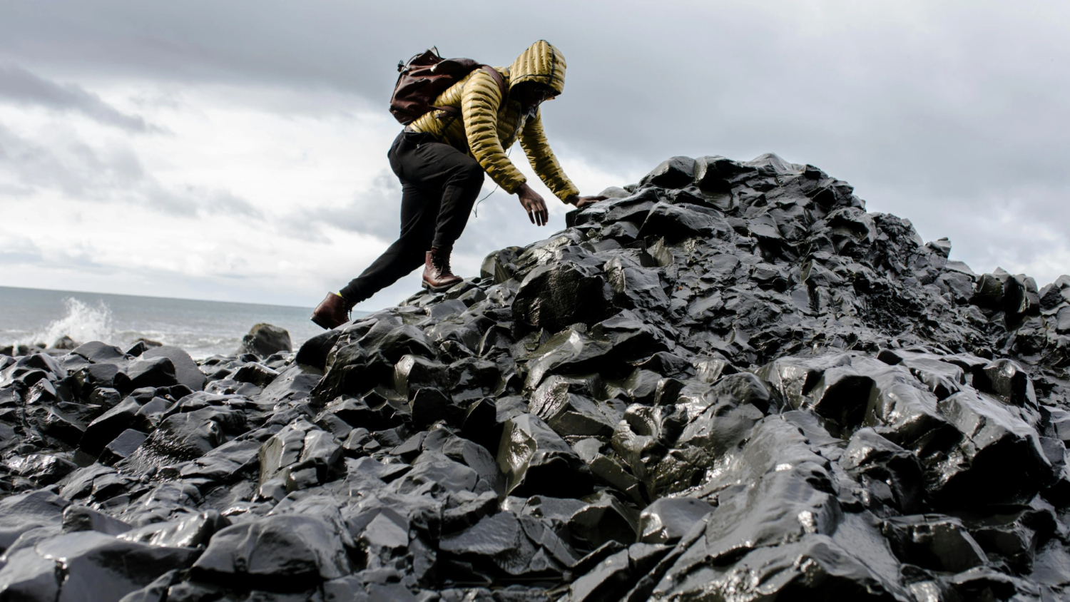 Wanderer mit gelber Weste auf einem Berg